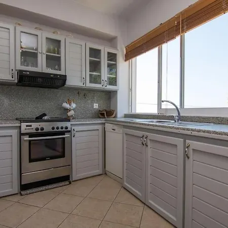 Thodoros Sleeps 6