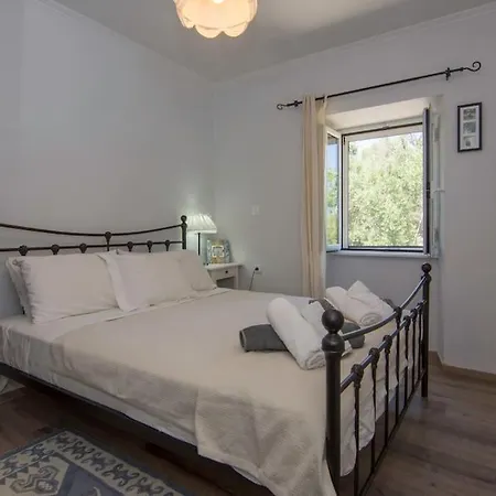 Thodoros Sleeps 6 Magaziá