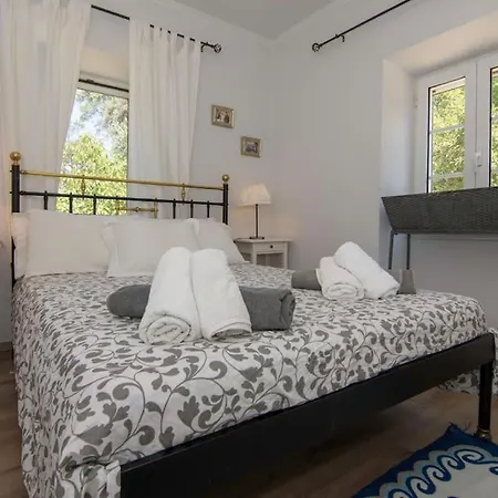 Thodoros Sleeps 6