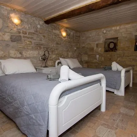 Thodoros Sleeps 6 *